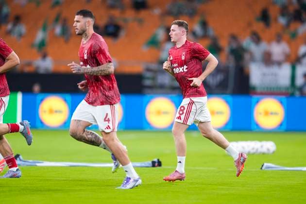 September 24, 2025, Sevilla, Sevilla, SPAIN: Elliot Anderson of Nottingham Forest FC warms up during the UEFA Europa League, football match played between Real Betis and Nottingham Forest at La Cartuja stadium on September 24, 2025, in Sevilla, Spain. Sevilla SPAIN - ZUMAa181 20250924_zaa_a181_159 Copyright: xJoaquinxCorcherox