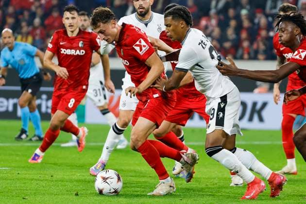 Patrick Osterhage (SC Freiburg, 06) und Junior Ze (FC Basel, 39) im Kampf um den Ball , Deutschland, Fussball, UEFA Europa League, 1. Spieltag, 2025 2026, SC Freiburg vs. FC Basel, 24.09.2025, Stadion am Wolfswinkel, Freiburg im Breisgau, Deutschland Freiburg im Breisgau Stadion am Wolfswinkel Baden-Württemberg Deutschland Copyright: xGrantxHubbsx