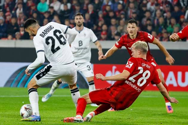 Adrian Leon Barisic (FC Basel, 26) und Matthias Ginter (SC Freiburg, 28) im Zweikampf , Deutschland, Fussball, UEFA Europa League, 1. Spieltag, 2025 2026, SC Freiburg vs. FC Basel, 24.09.2025, Stadion am Wolfswinkel, Freiburg im Breisgau, Deutschland Freiburg im Breisgau Stadion am Wolfswinkel Baden-Württemberg Deutschland Copyright: xGrantxHubbsx