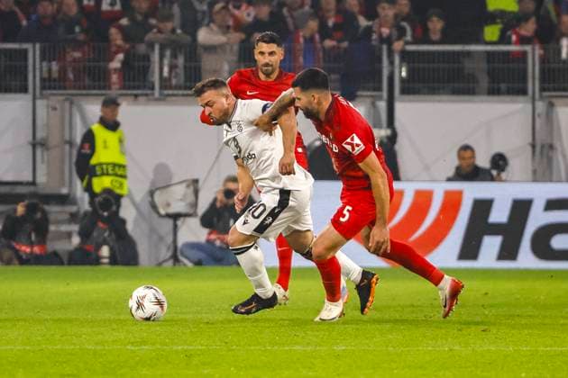 Xherdan Shaqiri (FC Basel, 10) und Anthony Jung (SC Freiburg, 05) im Zweikampf , Deutschland, Fussball, UEFA Europa League, 1. Spieltag, 2025 2026, SC Freiburg vs. FC Basel, 24.09.2025, Stadion am Wolfswinkel, Freiburg im Breisgau, Deutschland Freiburg im Breisgau Stadion am Wolfswinkel Baden-Württemberg Deutschland Copyright: xGrantxHubbsx