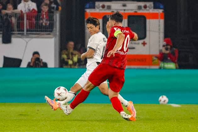Keigo Tsunemoto (FC Basel, 06) und Christian Günter, Gunter (SC Freiburg, 30) im Zweikampf , Deutschland, Fussball, UEFA Europa League, 1. Spieltag, 2025 2026, SC Freiburg vs. FC Basel, 24.09.2025, Stadion am Wolfswinkel, Freiburg im Breisgau, Deutschland Freiburg im Breisgau Stadion am Wolfswinkel Baden-Württemberg Deutschland Copyright: xGrantxHubbsx