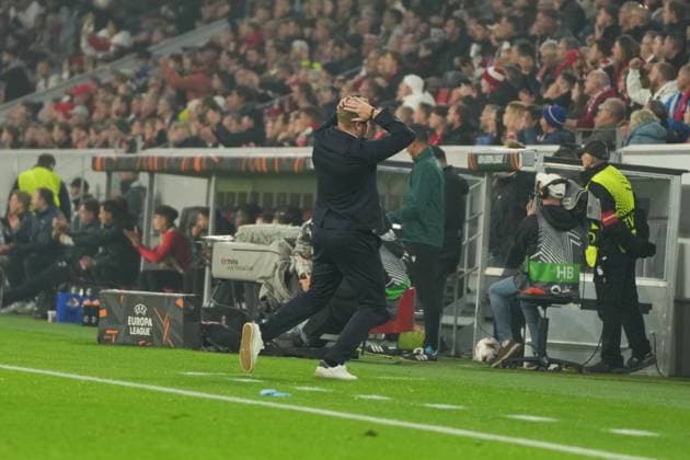 UEFA Europa League: SC Freiburg vs FC Basel, 24.09.2025 Ludovic Magnin (FC Basel, Cheftrainer) der sich die Hände über dem Kopf zusammenschlägt UEFA Europa League: SC Freiburg vs FC Basel, Europa-Park-Stadion, 24.09.2025 Copyright: xBEAUTIFULxSPORTS Boscox