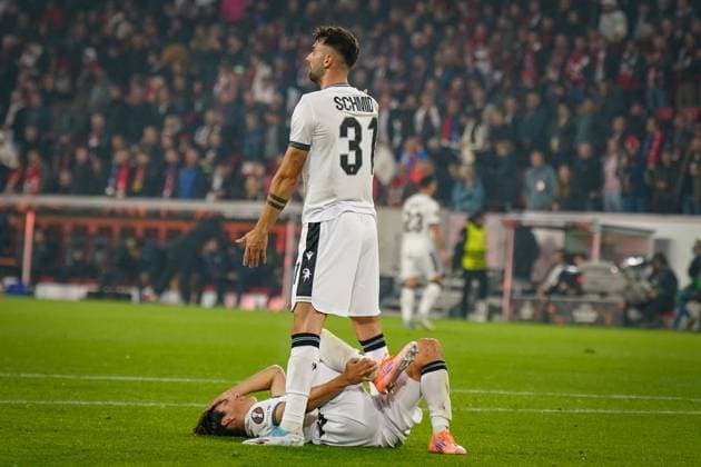 Fussball: UEFA Europa League 2025 26, 1. Spieltag - SC Freiburg vs FC Basel - Europa-Park-Stadion (Freiburg): Keigo Tsunemoto (FC Basel, 6) am Boden, bei ihm Dominik Schmid (FC Basel, 31) Freiburg im Breisgau Baden-Württemberg Deutschland Copyright: xJOERANxSTEINSIEKx