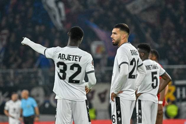 Jonas Adjetey (FC Basel, 32), Adrian Leon Barisic (FC Basel, 26) sprechen miteinander. GER, SC Freiburg - FC Basel, Fussball, Europa League, 1. Spieltag, Saison 2025 2026, 24.09.2025 GER, SC Freiburg - FC Basel, Fussball, Europa League, 1. Spieltag, Saison 2025 2026, 24.09.2025 Freiburg Copyright: xEibner-Pressefoto ThomasxHessx EP_THS