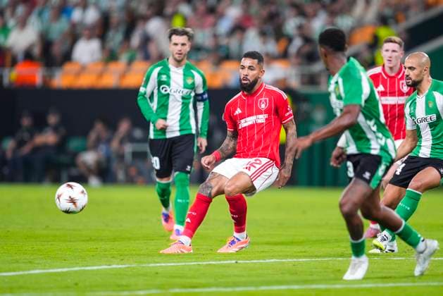 September 24, 2025, Sevilla, Sevilla, SPAIN: Douglas Luiz of Nottingham Forest FC in action during the UEFA Europa League, football match played between Real Betis and Nottingham Forest at La Cartuja stadium on September 24, 2025, in Sevilla, Spain. Sevilla SPAIN - ZUMAa181 20250924_zaa_a181_169 Copyright: xJoaquinxCorcherox