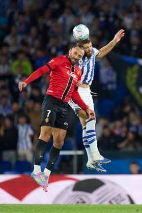 September 24, 2025, San Sebastian, Guipuzcoa, SPAIN: Vedat Muriqi of RCD Mallorca competes for the ball with Duje Caleta-Car of Real Sociedad during the LaLiga EA Sports match between Real Sociedad and RCD Mallorca at Anoeta on September 24, 2025, in San Sebastian, Spain. San Sebastian SPAIN - ZUMAa181 20250924_zaa_a181_176 Copyright: xRicardoxLarreinax