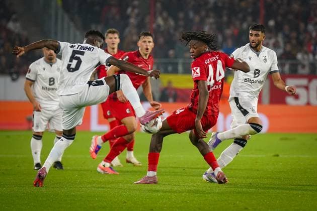 Fussball: UEFA Europa League 2025 26, 1. Spieltag - SC Freiburg vs FC Basel - Europa-Park-Stadion (Freiburg): Johan Manzambi (SC Freiburg, 44) Metinho (FC Basel, 5) Freiburg im Breisgau Baden-Württemberg Deutschland Copyright: xJOERANxSTEINSIEKx