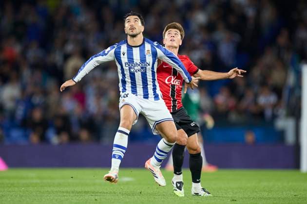 September 24, 2025, San Sebastian, Guipuzcoa, SPAIN: Carlos Soler of Real Sociedad competes for the ball with Pablo Torre of RCD Mallorca during the LaLiga EA Sports match between Real Sociedad and RCD Mallorca at Anoeta on September 24, 2025, in San Sebastian, Spain. San Sebastian SPAIN - ZUMAa181 20250924_zaa_a181_180 Copyright: xRicardoxLarreinax