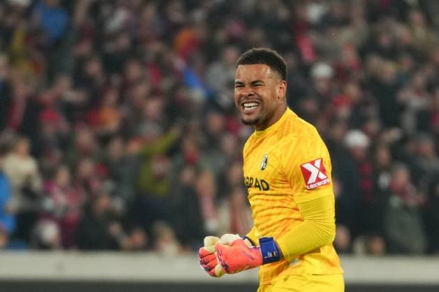 UEFA Europa League: SC Freiburg vs FC Basel, 24.09.2025 Noah Atubolu (SC Freiburg, 1) der sich beim 2:0 freut und jubelt, Torschütze Maximilian Eggestein (SC Freiburg, 8) UEFA Europa League: SC Freiburg vs FC Basel, Europa-Park-Stadion, 24.09.2025 Copyright: xBEAUTIFULxSPORTS Boscox