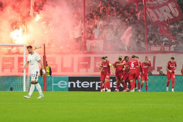 UEFA Europa League: SC Freiburg vs FC Basel, 24.09.2025 Vordergrund: enttäuschter Renato Veiga (FC Basel, 23) nach dem 2:0 durch Maximilian Eggestein (SC Freiburg, 8), im Hintergrund die Freiburger beim Torjubel und die Freiburger Fans mit Pyrotechnik UEFA Europa League: SC Freiburg vs FC Basel, Europa-Park-Stadion, 24.09.2025 Copyright: xBEAUTIFULxSPORTS Boscox