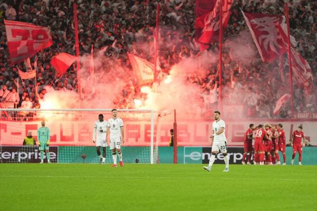 UEFA Europa League: SC Freiburg vs FC Basel, 24.09.2025 Vordergrund: enttäuschter Renato Veiga (FC Basel, 23) nach dem 2:0 durch Maximilian Eggestein (SC Freiburg, 8), im Hintergrund die Freiburger beim Torjubel und die Freiburger Fans mit Pyrotechnik UEFA Europa League: SC Freiburg vs FC Basel, Europa-Park-Stadion, 24.09.2025 Copyright: xBEAUTIFULxSPORTS Boscox