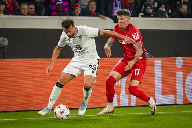 Fussball: UEFA Europa League 2025 26, 1. Spieltag - SC Freiburg vs FC Basel - Europa-Park-Stadion (Freiburg): Albian Ajeti (FC Basel, 23) Lukas Kübler Lukas Kuebler (SC Freiburg, 17) Freiburg im Breisgau Baden-Württemberg Deutschland Copyright: xJOERANxSTEINSIEKx