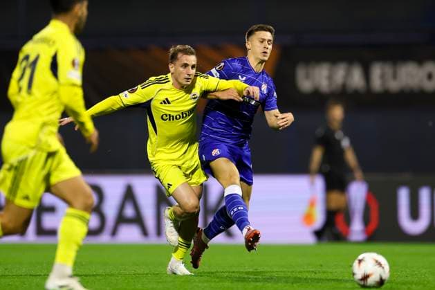 GNK Dinamo v Fenerbahce SK - UEFA Europa League 2025 26 League Phase MD1 ZAGREB, CROATIA - SEPTEMBER 24: Kerem Akturkoglu of Fenerbahce F.K. and Mateo Lisica of GNK Dinamo in duel during the UEFA Europa League 2025 26 League Phase MD1 match between GNK Dinamo and Fenerbahce SK at Stadion Maksimir on September 24, 2025 in Zagreb, Croatia.  GoranxStanzl PIXSELL