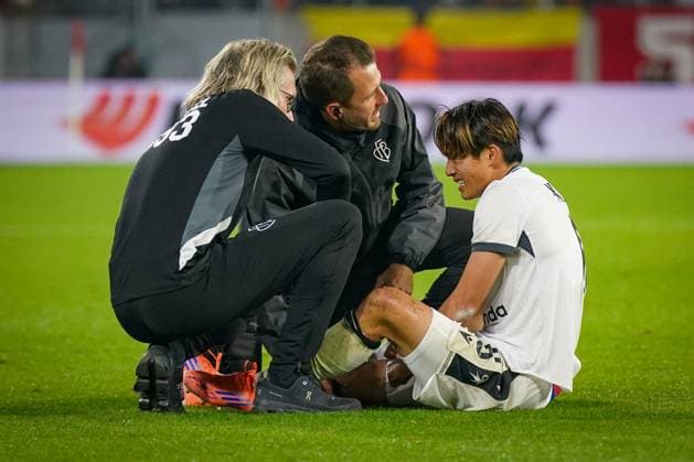 Fussball: UEFA Europa League 2025 26, 1. Spieltag - SC Freiburg vs FC Basel - Europa-Park-Stadion (Freiburg): Keigo Tsunemoto (FC Basel, 6) muss verletzt vom Platz Freiburg im Breisgau Baden-Württemberg Deutschland Copyright: xJOERANxSTEINSIEKx