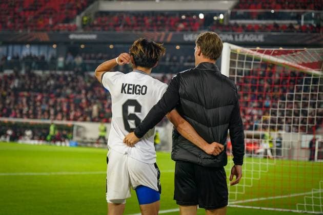Fussball: UEFA Europa League 2025 26, 1. Spieltag - SC Freiburg vs FC Basel - Europa-Park-Stadion (Freiburg): Keigo Tsunemoto (FC Basel, 6) muss verletzt vom Platz Freiburg im Breisgau Baden-Württemberg Deutschland Copyright: xJOERANxSTEINSIEKx