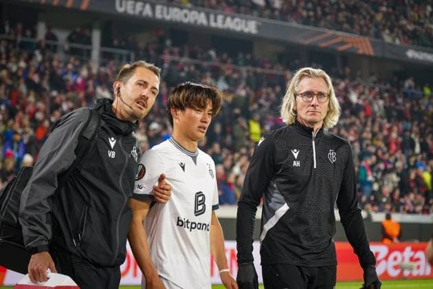 Fussball: UEFA Europa League 2025 26, 1. Spieltag - SC Freiburg vs FC Basel - Europa-Park-Stadion (Freiburg): Keigo Tsunemoto (FC Basel, 6) muss verletzt vom Platz Freiburg im Breisgau Baden-Württemberg Deutschland Copyright: xJOERANxSTEINSIEKx