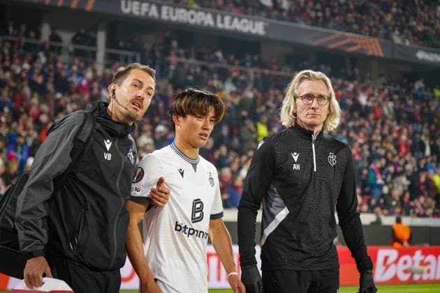 Fussball: UEFA Europa League 2025 26, 1. Spieltag - SC Freiburg vs FC Basel - Europa-Park-Stadion (Freiburg): Keigo Tsunemoto (FC Basel, 6) muss verletzt vom Platz Freiburg im Breisgau Baden-Württemberg Deutschland Copyright: xJOERANxSTEINSIEKx