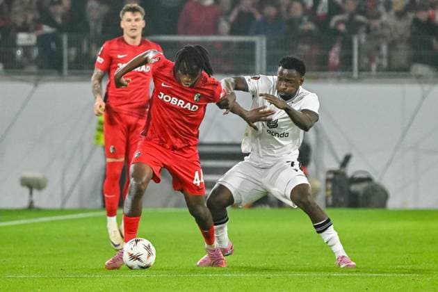 Johan Manzambi (SC Freiburg, 44), Philip Otele (FC Basel, 07) i Duell und im Zweikampf um den Ball. GER, SC Freiburg - FC Basel, Fussball, Europa League, 1. Spieltag, Saison 2025 2026, 24.09.2025 GER, SC Freiburg - FC Basel, Fussball, Europa League, 1. Spieltag, Saison 2025 2026, 24.09.2025 Freiburg Copyright: xEibner-Pressefoto ThomasxHessx EP_THS