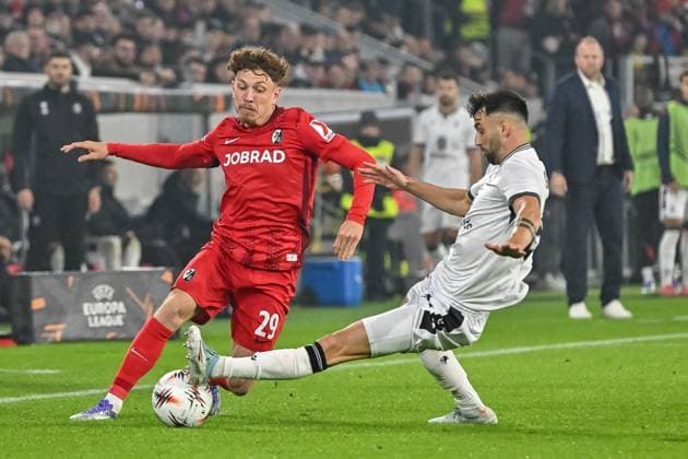 Dominik Schmid (FC Basel, 31) graescht grätscht nach dem Ball bei Philipp Treu (SC Freiburg, 29) GER, SC Freiburg - FC Basel, Fussball, Europa League, 1. Spieltag, Saison 2025 2026, 24.09.2025 GER, SC Freiburg - FC Basel, Fussball, Europa League, 1. Spieltag, Saison 2025 2026, 24.09.2025 Freiburg Copyright: xEibner-Pressefoto ThomasxHessx EP_THS