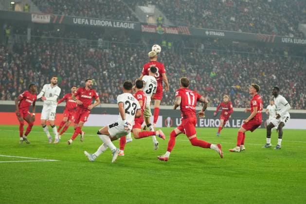 UEFA Europa League: SC Freiburg vs FC Basel, 24.09.2025 Matthias Ginter (SC Freiburg, 28) der nach einem Eckball den Ball raus köpft UEFA Europa League: SC Freiburg vs FC Basel, Europa-Park-Stadion, 24.09.2025 Copyright: xBEAUTIFULxSPORTS Boscox