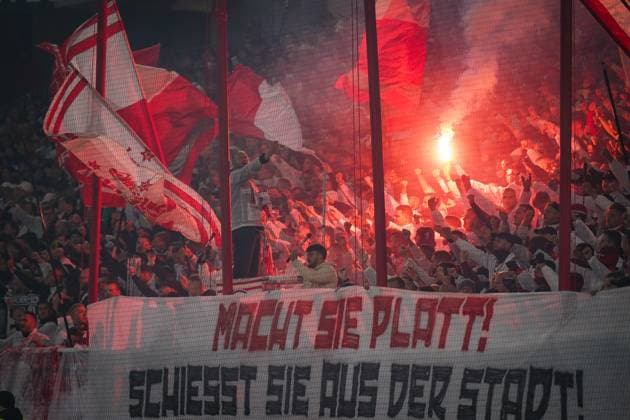Fussball: UEFA Europa League 2025 26, 1. Spieltag - SC Freiburg vs FC Basel - Europa-Park-Stadion (Freiburg): SC Freiburg Ultras mit Pyrotechnik und Fahnen, Banner Macht sie platt! Schiesst sie aus der Stadt!, intensive Stimmung, emotionale Fankultur, Europa League Atmosphäre, leidenschaftliche Unterstützung. Copyright: xJOERANxSTEINSIEKx