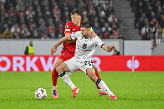 Leo Leroy (FC Basel, 22), Maximilian Eggestein (SC Freiburg, 08) im Duell um den Ball. GER, SC Freiburg - FC Basel, Fussball, Europa League, 1. Spieltag, Saison 2025 2026, 24.09.2025 GER, SC Freiburg - FC Basel, Fussball, Europa League, 1. Spieltag, Saison 2025 2026, 24.09.2025 Freiburg Copyright: xEibner-Pressefoto ThomasxHessx EP_THS