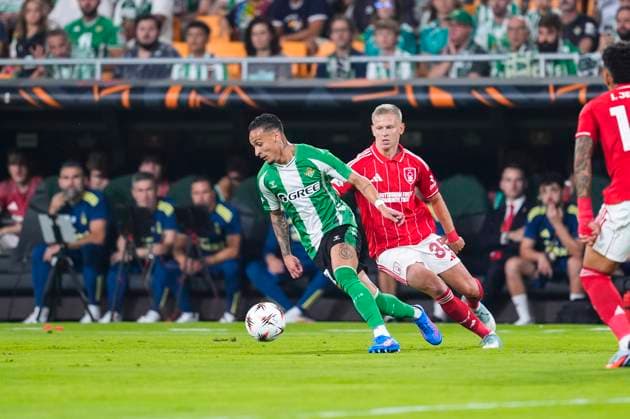 September 24, 2025, Sevilla, Sevilla, SPAIN: Antony Dos Santos of Real Betis Oleksandr Zinchenko of Nottingham Forest FC in action during the UEFA Europa League, football match played between Real Betis and Nottingham Forest at La Cartuja stadium on September 24, 2025, in Sevilla, Spain. Sevilla SPAIN - ZUMAa181 20250924_zaa_a181_226 Copyright: xJoaquinxCorcherox
