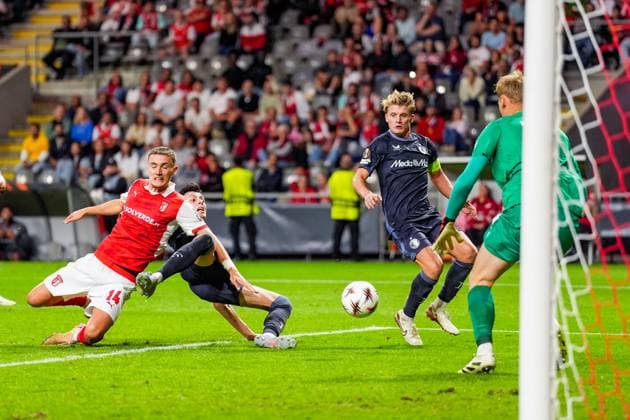 UEFA Europa League: S.C. Braga v Feyenoord Braga - Gustaf Lagerbielke of SC Braga, Anel AhmedHozic of Feyenoord and Sem Steijn of Feyenoord during the first match of the UEFA Europa League 2025 2026. The match is set between S.C. Braga and Feyenoord at Estadio Municipal de Braga on 24 September 2025 in Braga, Portugal. Copyright: xTomxBodex