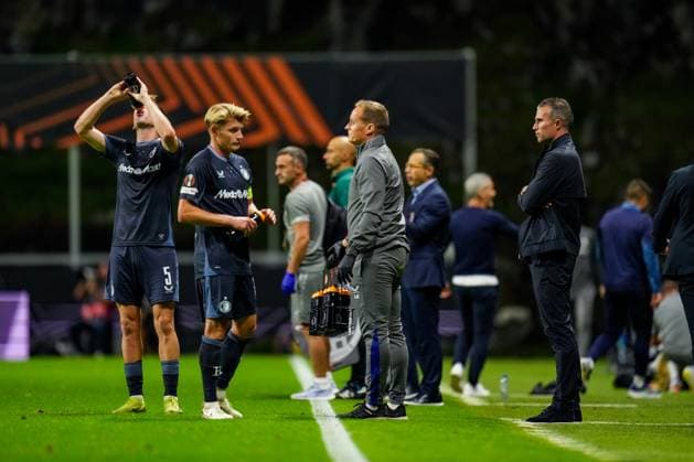 UEFA Europa League: S.C. Braga v Feyenoord Braga - Sem Steijn of Feyenoord, Physiotherapist Jasper van Kempen of Feyenoord and Head Coach Robin van Persie of Feyenoord during the first match of the UEFA Europa League 2025 2026. The match is set between S.C. Braga and Feyenoord at Estadio Municipal de Braga on 24 September 2025 in Braga, Portugal. Copyright: xYannickxVerhoevenx
