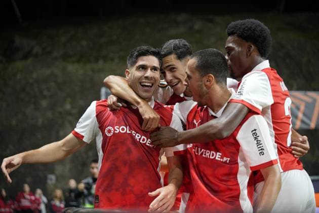 UEFA Europa League - SC Braga vs Feyenoord Braga, Portugal - 24 09 2025: UEFA Europa League match between SC Braga and Feyenoord at Estadio Municipal de Braga. 39 Braga attacker, Fran Navarro celebrates scoring his sides first goal of the match with 5 Braga defender, Leonardo Lelo, 50 Braga midfielder, Diego Rodrigues and 26 Braga defender, Bright Arrey-Mbi Mandatory Credit: Pedro Loureiro Avant Sports Agency Braga Estadio Municipal de Braga Portugal Copyright: xx