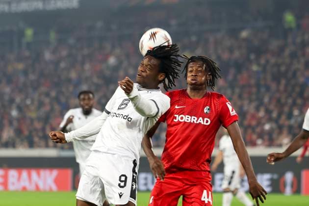 Kevin Carlos (FC Basel, 09) und Johan Manzambi (SC Freiburg, 44) beim Kopfballduell , Deutschland, Fussball, UEFA Europa League, 1. Spieltag, 2025 2026, SC Freiburg vs. FC Basel, 24.09.2025, Stadion am Wolfswinkel, Freiburg im Breisgau, Deutschland Freiburg im Breisgau Stadion am Wolfswinkel Baden-Württemberg Deutschland Copyright: xGrantxHubbsx