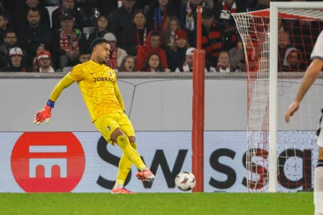 Noah Atubolu (SC Freiburg, 01) mit einem Pass , Deutschland, Fussball, UEFA Europa League, 1. Spieltag, 2025 2026, SC Freiburg vs. FC Basel, 24.09.2025, Stadion am Wolfswinkel, Freiburg im Breisgau, Deutschland Freiburg im Breisgau Stadion am Wolfswinkel Baden-Württemberg Deutschland Copyright: xGrantxHubbsx