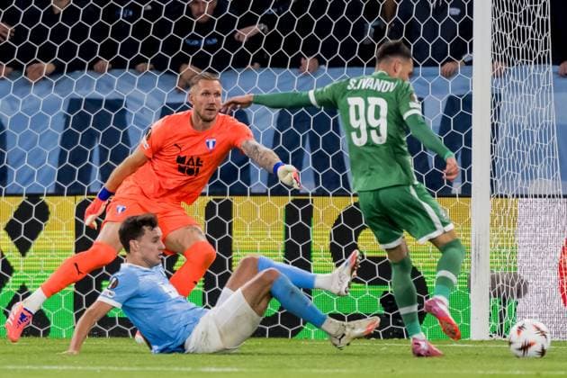 250924 Goalkeeper Robin Olsen of Malmö FF and Stanislav Ivanov of Ludogorets during the UEFA Europa League football match between Malmö FF and Ludogorets on September 24, 2025 in Malmö. Photo: Petter Arvidson BILDBYRAN kod PA PA1085 fotboll football soccer fotball uefa europa league europa league malmö ff ludogorets bbeng bbauto Copyright: PETTERxARVIDSON BB250924PA226
