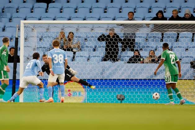 MALMÖ, SVERIGE 20250924 Malmös 23 Lasse Berg Johnsen (ej i bild) gör mal pa Ludogorets malvakt Sergio Padt och reducerar till 1-2 under onsdagens fotbollsmatch i Europa League mellan Malmö FF och PFK Ludogorets Razgrad pa Eleda Stadion (Nya Malmö Stadion). MALMÖ SVERIGE x10600x