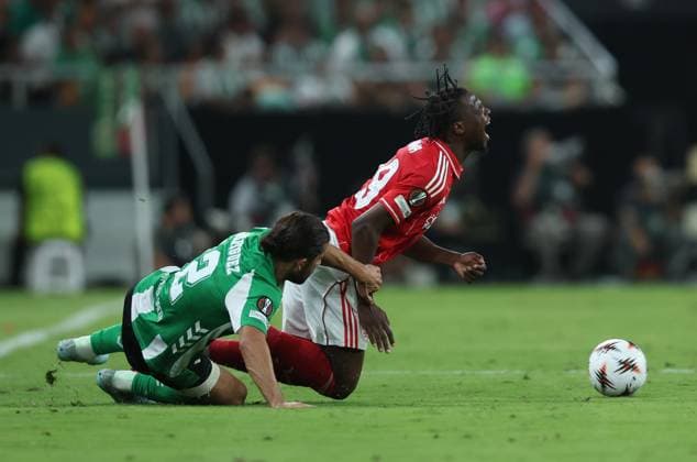 Ricardo Rodriguez of Real Betis challenges Dilane Bakwa of Nottingham Forest Real Betis v Nottingham Forest, UEFA Europa League, Football, Villamarin Stadium, Seville, Spain - 24 Sep 2025Seville Villamarin Stadium Spain EDITORIAL USE ONLY No use with unauthorised audio, video, data, fixture lists, club league logos or live services. Online in-match use limited to 120 images, no video emulation. No use in betting, games or single club league player publications. Copyright: xAntonioxPozo Shutterstockx 15498594ba