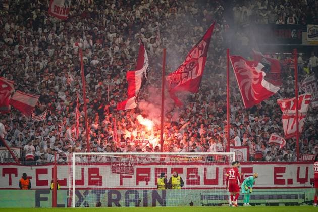 Fussball: UEFA Europa League 2025 26, 1. Spieltag - SC Freiburg vs FC Basel - Europa-Park-Stadion (Freiburg): SC Freiburg Fans mit Fahnen und Pyrotechnik hinter dem Tor, dicht gefüllte Kurve in Weiß, emotionale Atmosphäre, leidenschaftliche Unterstützung, Europa League Stimmung, UEFA-Wettbewerb. Freiburg im Breisgau Baden-Württemberg Deutschland Copyright: xJOERANxSTEINSIEKx