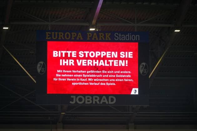 Fussball: UEFA Europa League 2025 26, 1. Spieltag - SC Freiburg vs FC Basel - Europa-Park-Stadion (Freiburg): Stadionanzeige mit Warnung Bitte stoppen Sie Ihr Verhalten!, Hinweis auf Spielabbruch und Geldstrafe, UEFA-Regularien, Sicherheitsdurchsage, Pyrotechnik und Fanverhalten, präventive Maßnahme für fairen Spielverlauf. Freiburg im Breisgau Baden-Württemberg Deutschland Copyright: xJOERANxSTEINSIEKx