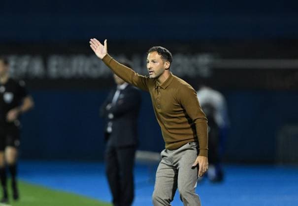 Dinamo Zagreb v Fenerbahce - UEFA Europa League ZAGREB, CROATIA - SEPTEMBER 24: Head Coach of Fenerbahce Domenico Tedesco gives tactics to his players during the UEFA Europa League week 1 match between Dinamo Zagreb and Fenerbahce at Maksimir Stadium in Zagreb, Croatia, on September 24, 2025. Elif Ozturk Anadolu Zagreb Croatia. Editorial use only. Please get in touch for any other usage.  Copyright: x2025xAnadoluxElifxOzturkx
