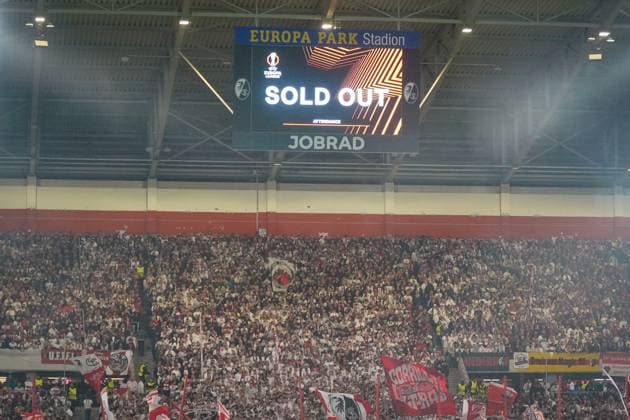 Fussball: UEFA Europa League 2025 26, 1. Spieltag - SC Freiburg vs FC Basel - Europa-Park-Stadion (Freiburg): Sold Out, Ausverkauftes Stadion, Tribüne, Anzeigetafel Copyright: xJOERANxSTEINSIEKx