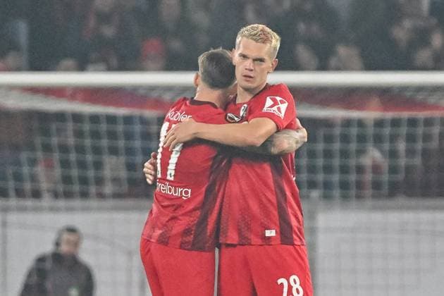 Lukas Kuebler (SC Freiburg, 17), Matthias Ginter (SC Freiburg, 28) freuen sich ueber den Sieg. GER, SC Freiburg - FC Basel, Fussball, Europa League, 1. Spieltag, Saison 2025 2026, 24.09.2025 GER, SC Freiburg - FC Basel, Fussball, Europa League, 1. Spieltag, Saison 2025 2026, 24.09.2025 Freiburg Copyright: xEibner-Pressefoto ThomasxHessx EP_THS