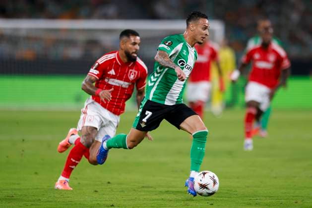Real Betis Balompie v Nottingham Forest FC - UEFA Europa League 2025 26 League Phase MD1 Antony Matheus dos Santos of Real Betis runs with the ball during the UEFA Europe League 2025 2026 match between Real Betis and Nottingham Forest at Estadio la Cartuja in Seville, Spain, on September 21, 2025. Seville Spain  Copyright: xJosexLuisxContrerasx originalFilename:joseluiscontreras-realbeti250924_npI5r.jpg