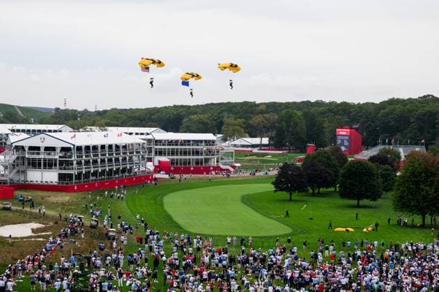 250924 Parachuters from the Golden Knights perform a stunt during the Ryder Cup opening ceremony on day -2 of the Ryder Cup on September 24, 2025 in New York. Photo: Jesper Zerman BILDBYRAN kod JZ JZ0615 golf ryder cup day -2 bbeng Copyright: JESPERxZERMAN BB250924JZ099