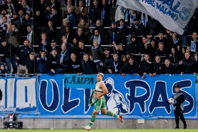 250924 Caio Vidal of Ludogorets celebrates infront of supporters of Malmö FF after the UEFA Europa League football match between Malmö FF and Ludogorets on September 24, 2025 in Malmö. Photo: Petter Arvidson BILDBYRAN kod PA PA1085 fotboll football soccer fotball uefa europa league europa league malmö ff ludogorets bbeng bbauto jubel publik Copyright: PETTERxARVIDSON BB250924PA234