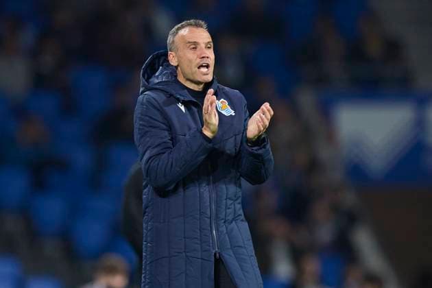 September 24, 2025, San Sebastian, Guipuzcoa, SPAIN: Sergio Francisco head coach of Real Sociedad reacts during the LaLiga EA Sports match between Real Sociedad and RCD Mallorca at Anoeta on September 24, 2025, in San Sebastian, Spain. San Sebastian SPAIN - ZUMAa181 20250924_zaa_a181_284 Copyright: xRicardoxLarreinax