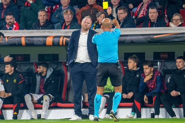 Freiburg, Germany, September 24th 2025 ref Luis Godinho (POR) give a yellow card to Ludovic Magnin (Coach FC Basel 1893) during the UEFA Europa League - SC Freiburg v. FC Basel at Europa-Park-Stadion in Freiburg, Germany Pascal von Büren (Pascal von Büren SPP) Copyright: xPascalxvonxBürenx xSPPx spp-en-PaVoBSp-Pavo-Fotografie-20
