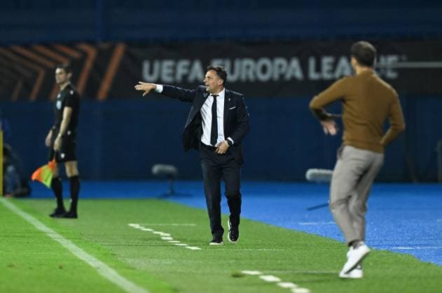 Dinamo Zagreb v Fenerbahce - UEFA Europa League ZAGREB, CROATIA - SEPTEMBER 24: Head Coach of Dinamo Zagreb Mario Kovacevic gives tactics to his players during the UEFA Europa League week 1 match between Dinamo Zagreb and Fenerbahce at Maksimir Stadium in Zagreb, Croatia, on September 24, 2025. Elif Ozturk Anadolu Zagreb Croatia. Editorial use only. Please get in touch for any other usage.  Copyright: x2025xAnadoluxElifxOzturkx