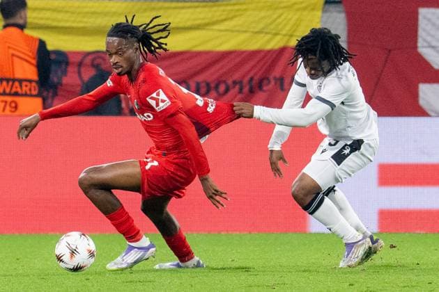 Freiburg, Germany, September 24th 2025 Jordy Makengo (33 SC Freiburg) controls the ball against Jeremy Nosakhare Agbonifo (9 FC Basel 1893) during the UEFA Europa League - SC Freiburg v. FC Basel at Europa-Park-Stadion in Freiburg, Germany Pascal von Büren (Pascal von Büren SPP) Copyright: xPascalxvonxBürenx xSPPx spp-en-PaVoBSp-Pavo-Fotografie-30