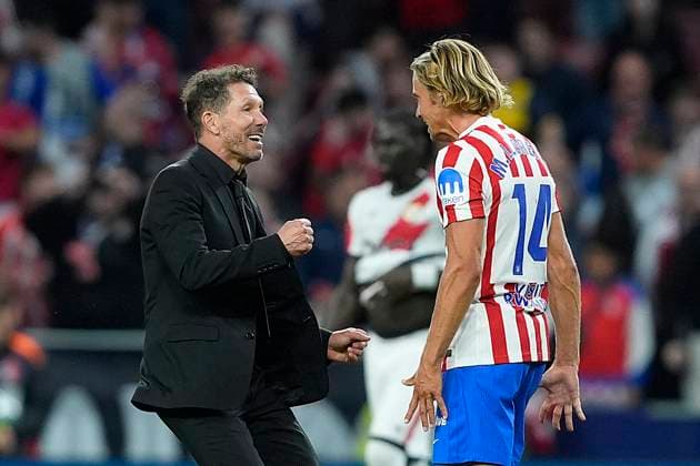 ATLETICO DE MADRID v RAYO VALLECANO. LA LIGA 2025 2026. ROUND 6. Atletico de Madrid s coach Diego Pablo Cholo Simeone (l) and Marcos Llorente celebrate the victory in La Liga match. September 13, 2025. (ALTERPHOTOS Acero) MadridSpain  Copyright: xAcerox