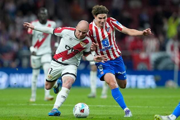 Atletico de Madrid s Julian Alvarez (r) and Rayo Vallecano s Isi Palazon during La Liga match. September 13, 2025. (20250924542)