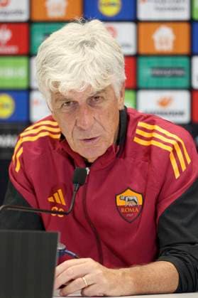 OGC Nice v AS Roma - UEFA Europa League 2025 26 League Phase MD1 Gian Piero Gasperini, head coach of AS Roma, portrait speaking to the Media in the press conference, PK, Pressekonferenz after the UEFA Europa League 2025 26 League Phase MD1 match between OGC Nice and AS Roma at Grand Stade de Nice on September 24, 2025 in Nice, France. Nice Grand Stade de Nice South-Eastern France France Copyright: xNealxSimpson Sportsphoto APLx 14136149